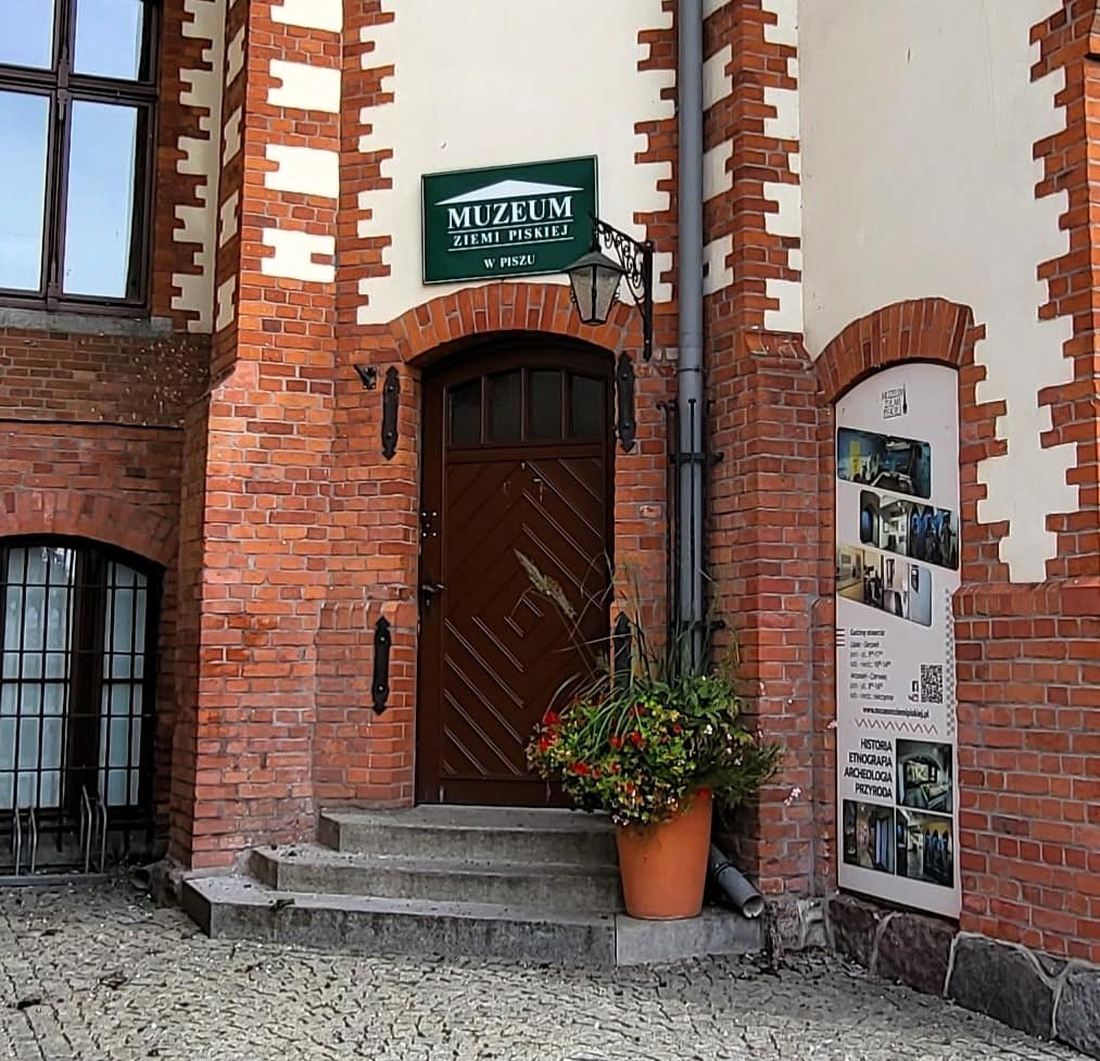 Startuj w Piszu - wejście do Muzeum Ziemi Piskiej w Piszu