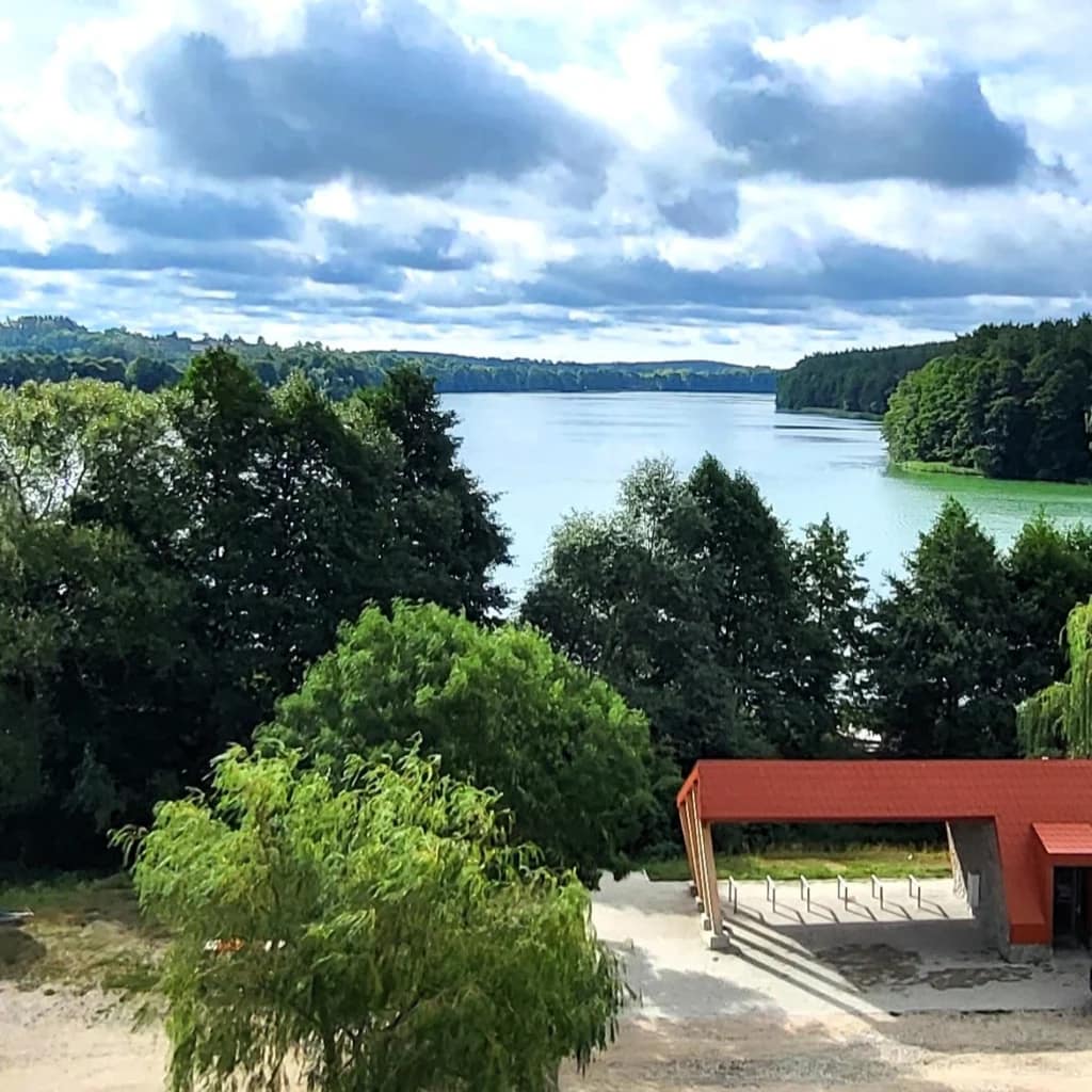 Jezioro Czos w Mrągowie widziane z wieży widokowej – dzika plaża przy MPR
