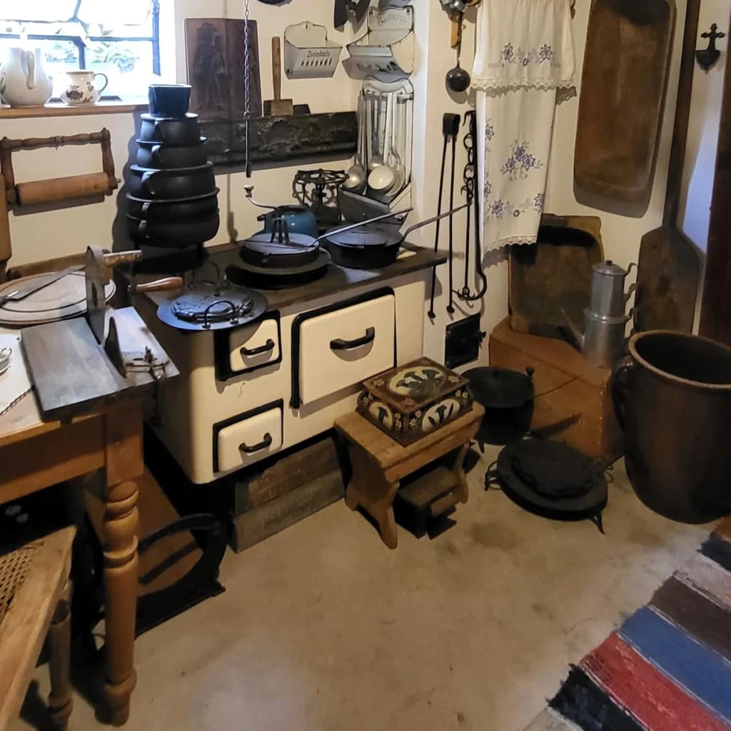 Ekspozycja kuchni w Izbie Regionalnej w Marcinkowie koło Mrągowa – atrakcja poza Mazurską Pętlą Rowerową