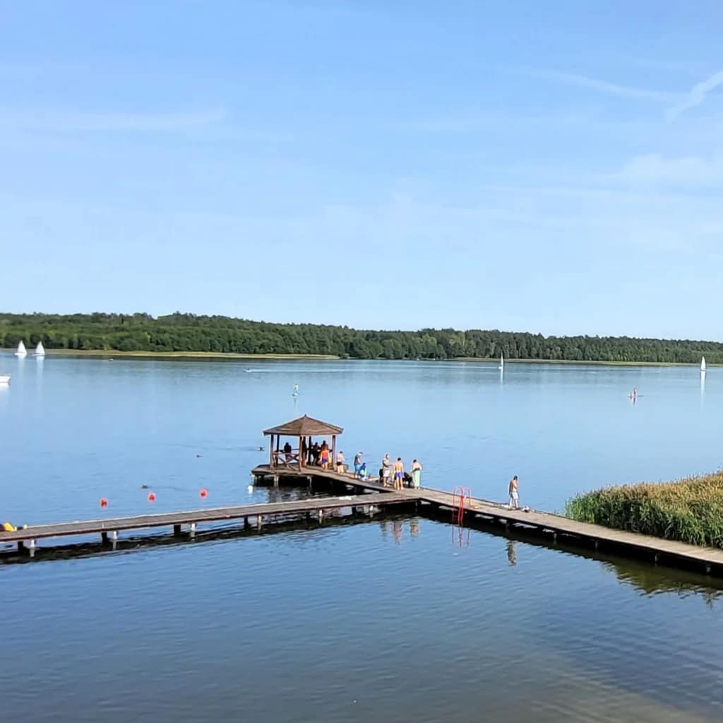 Widok z wieży widokowej w Krzyżach na jezioro i pomost