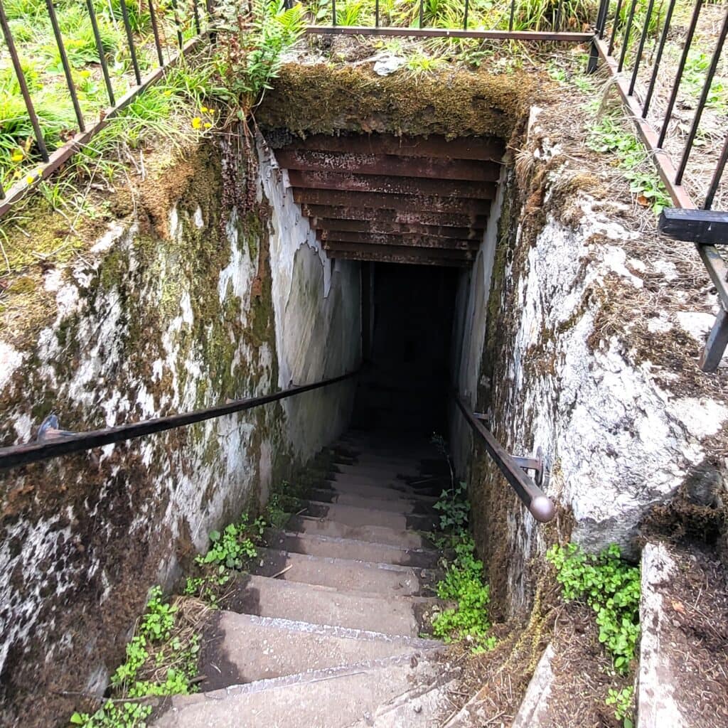 Wejście do schronu w Mamerkach – atrakcja na trasie Mazurskiej Pętli Rowerowej