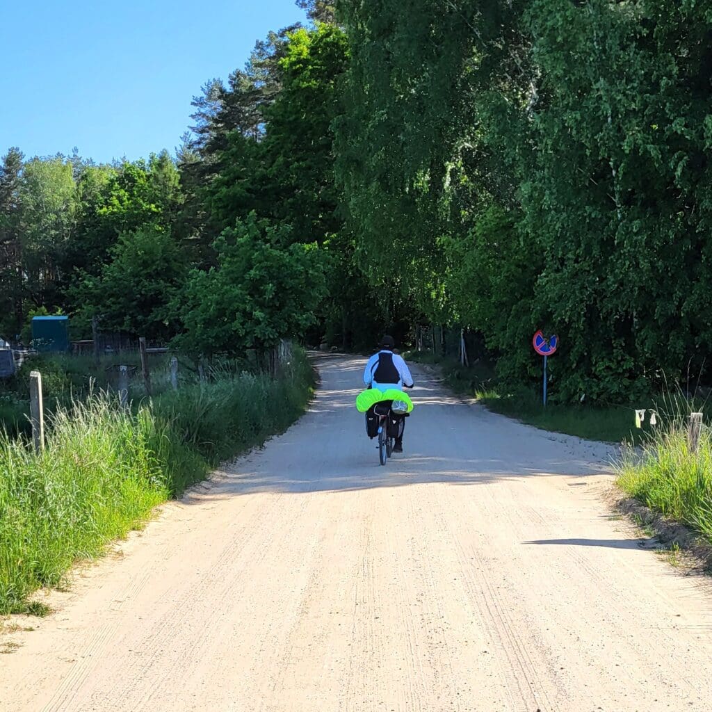 Droga rowerowa w kierunku parku dzikich zwierząt przy Mazurskiej Pętli Rowerowej
