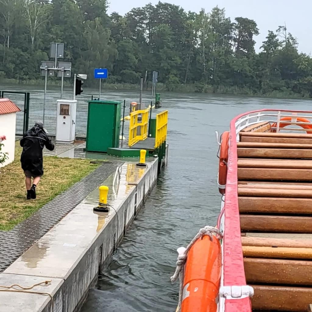 Śluza Guzianka – śluzowanie statku rejsowego podczas deszczowej pogody na Mazurach