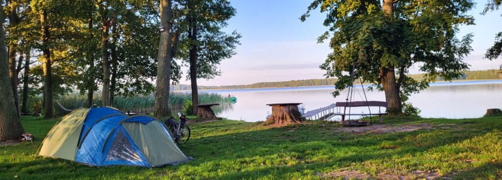 Kemping nad brzegiem jeziora Mamry – idealne miejsce na odpoczynek w otoczeniu natury i malowniczych widoków.