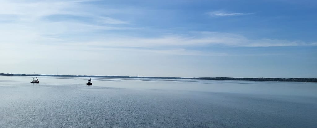 Mazurska Pętla Rowerowa: widok na Jezioro Niegocin w Giżycku, idealne miejsce na relaks i żeglarskie przygody.