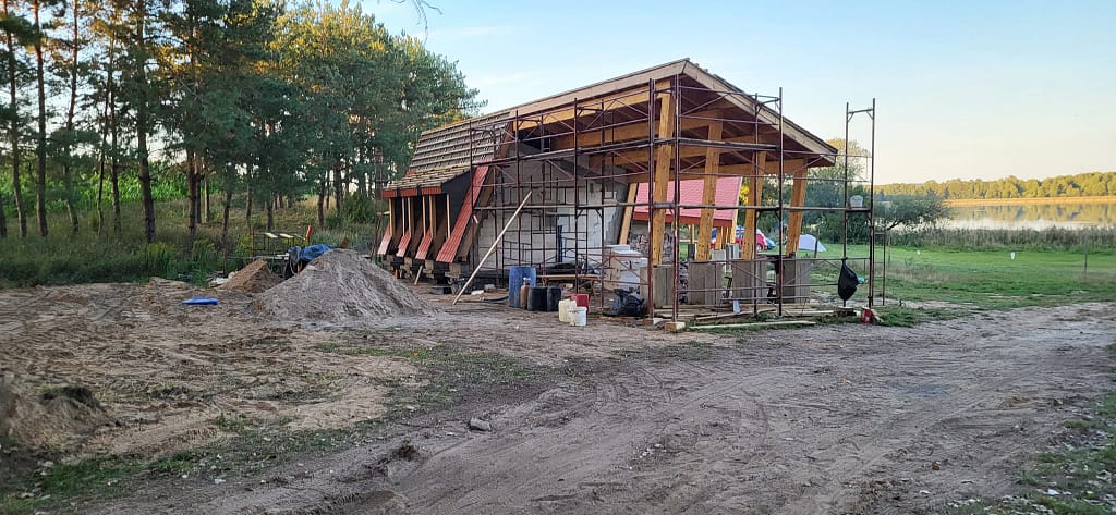 Miejsce Obsługi Rowerzystów w Pozezdrzu nad jeziorem w trakcie budowy
