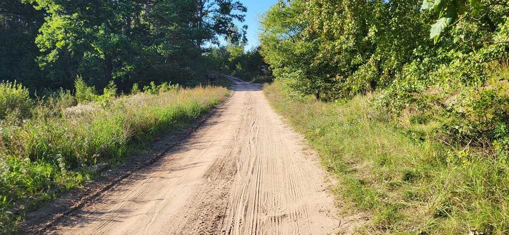 Mazurska Pętla Rowerowa 2023. Szutrowa droga na trasie Mazurskiej Pętli Rowerowej między Sterławkami a Sztynortem