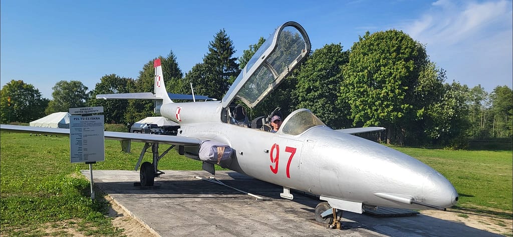Samolot szkolno-treningowy PZL TS-11 Iskra na wystawie Wilcze Lotnisko w Gierłoży