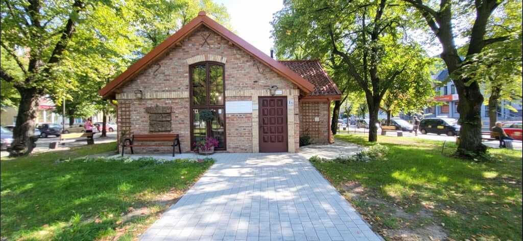 Mazurska Pętla Rowerowa 2023. Budynek Galerii Sztuki Schron w Giżycku