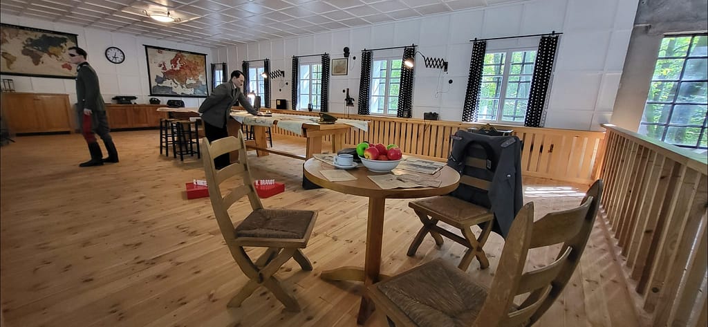 Rekonstrukcja narady w Wilczym Szańcu przed zamachem na Hitlera w Gierłoży