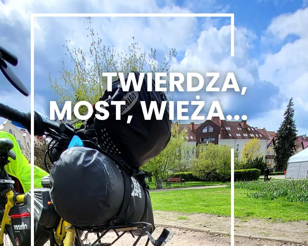 Rower z sakwami w Giżycku podczas rowerowej wyprawy