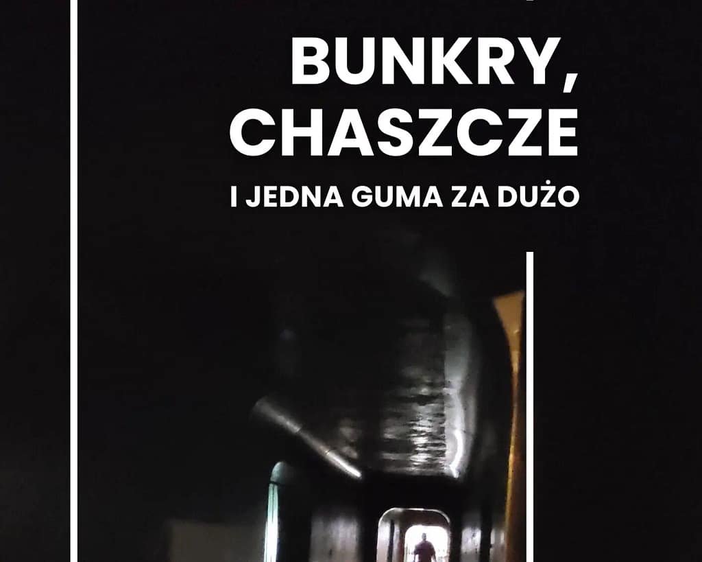 Ciemny korytarz bunkrów w Mamerkach podczas zwiedzania