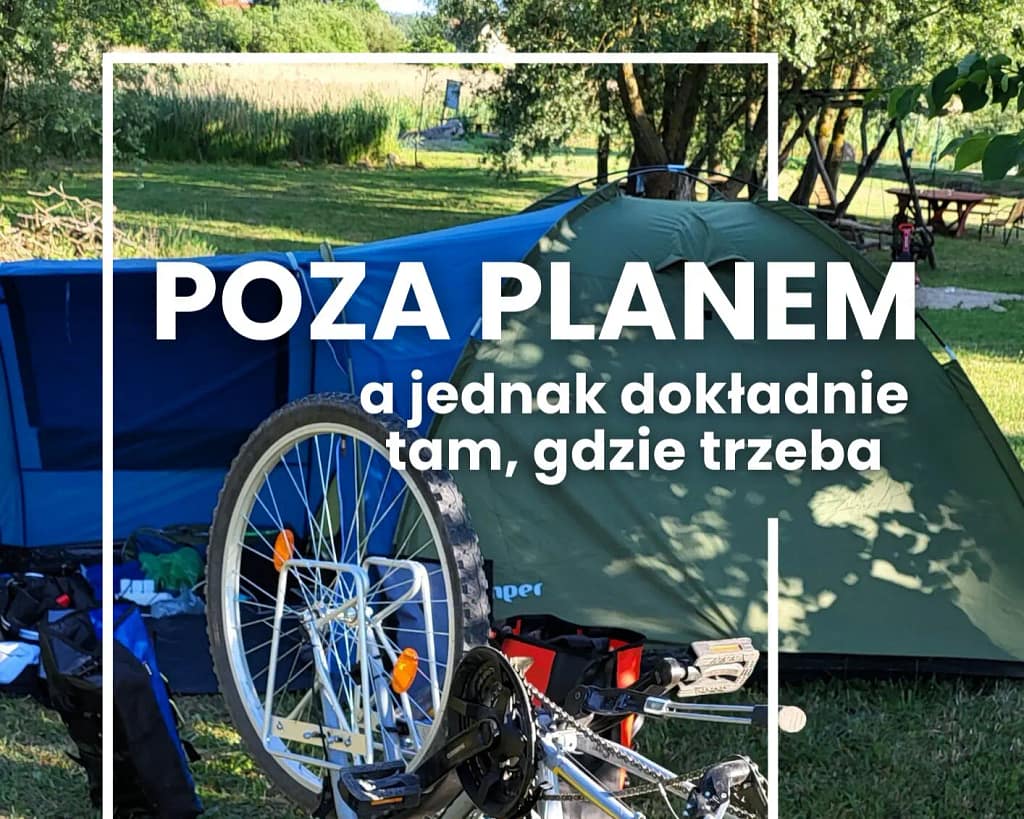 Biwak z namiotem i rowerem podczas rowerowej wyprawy