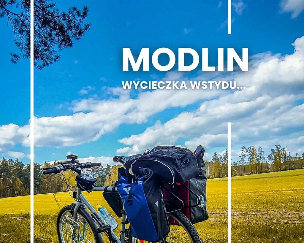 Rower na tle pól i nieba podczas wycieczki do Modlina