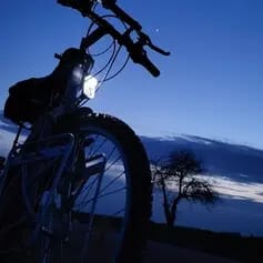 Dziennik Mazurska Pętla Rowerowa - rower na trasie do Pułtuska o zmierzchu