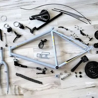 Dziennik Mazurska Pętla Rowerowa - części rowerowe przygotowane do składania roweru