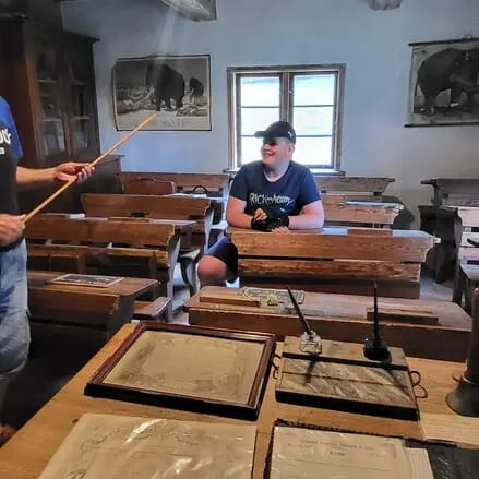 Dziennik Mazurska Pętla Rowerowa - sala lekcyjna sprzed lat w skansenie przy trasie