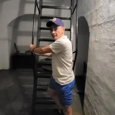 Dziennik Mazurska Pętla Rowerowa - schody w wieży karabinów maszynowych obok Śluzy Guzianka