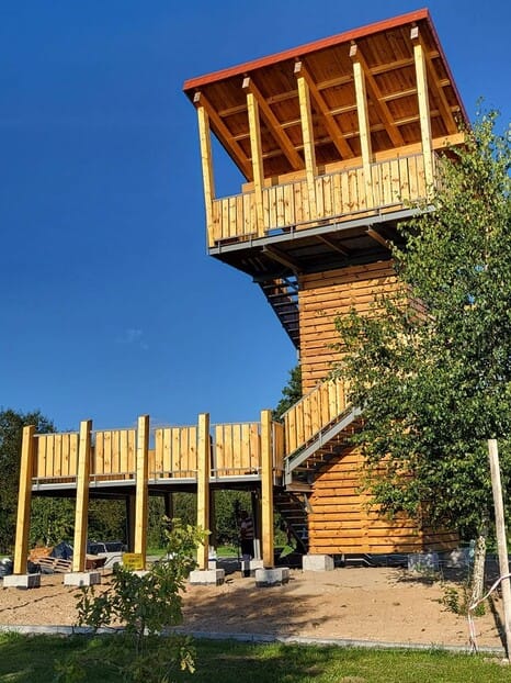 Wieża widokowa przy plaży nad jeziorem Mamry w Węgorzewie