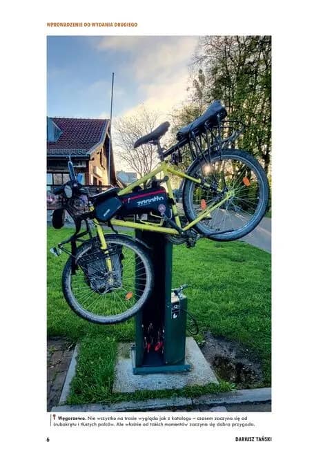 Rower na stojaku serwisowym na trasie Mazurskiej Pętli Rowerowej – naprawa