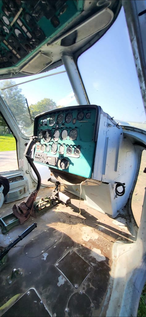 Kokpit śmigłowca na wystawie Wilcze Lotnisko w Gierłoży