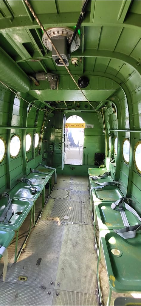 Wnętrze wojskowego samolotu transportowego na wystawie Wilcze Lotnisko w Gierłoży