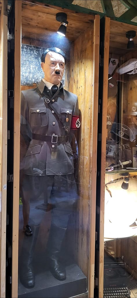 Figura Adolfa Hitlera na wystawie historycznej w Wilczym Lotnisku w Gierłoży