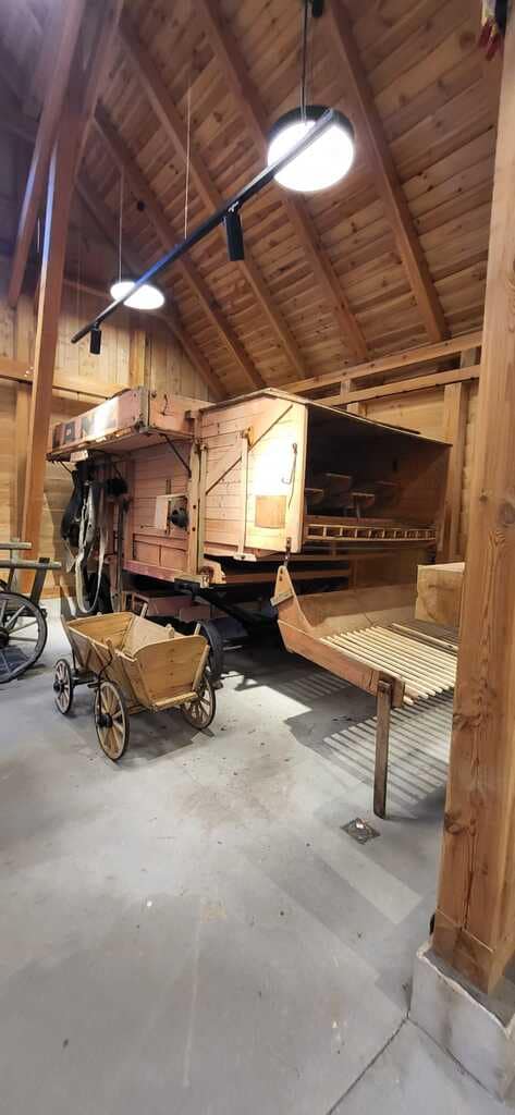 Dawna maszyna rolnicza na wystawie w Muzeum Kultury Ludowej w Węgorzewie