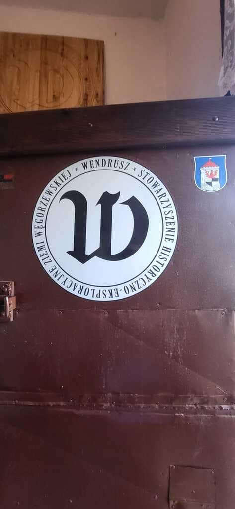 Logo Stowarzyszenia Historyczno-Eksploracyjnego Ziemi Węgorzewskiej Wędruś w Węgorzewie