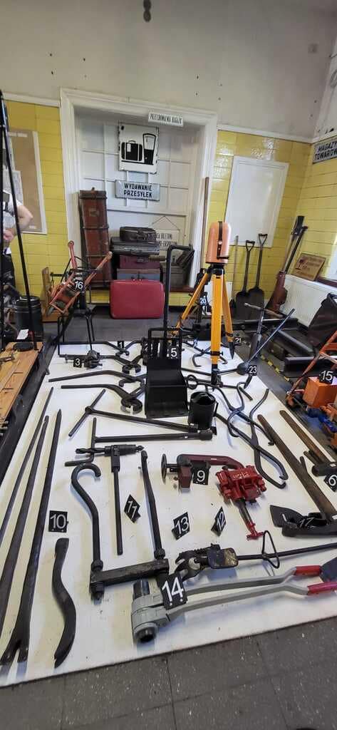 Ekspozycja narzędzi kolejowych w Muzeum Tradycji Kolejowej w Węgorzewie