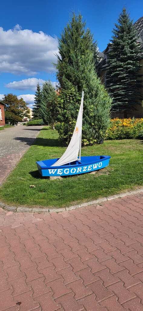 Mazurska Pętla Rowerowa 2023. Dekoracyjna łódka z napisem Węgorzewo podczas wyprawy Mazurską Pętlą Rowerową