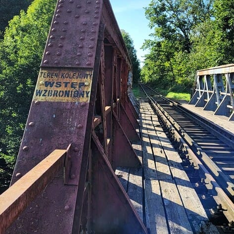 Mazurska Pętla Rowerowa 2023. Most kolejowy nad Kanałem Mazurskim na Mazurach