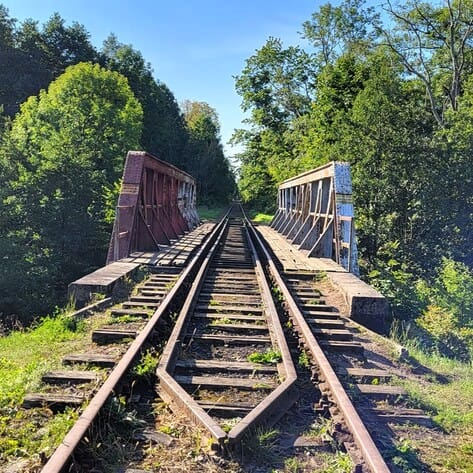 Mazurska Pętla Rowerowa 2023. Most kolejowy nad Kanałem Mazurskim na Mazurach