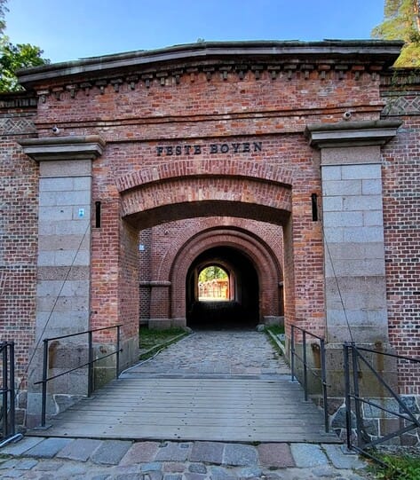 Mazurska Pętla Rowerowa 2023. Brama główna Twierdzy Boyen w Giżycku