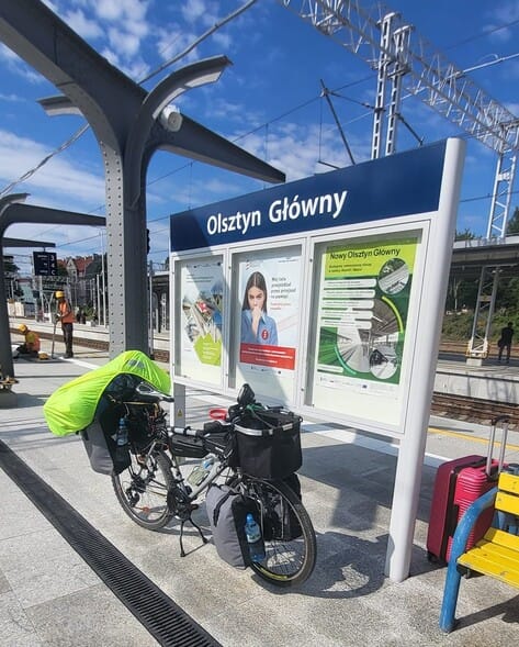 Mazurska Pętla Rowerowa 2023. Rower przygotowany do podróży na dworcu Olsztyn Główny przed wyprawą po Mazurskiej Pętli Rowerowej