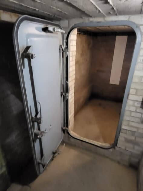 Mazurska Pętla Rowerowa 2023. Drzwi przeciwwybuchowe w Galerii Sztuki Schron w Giżycku