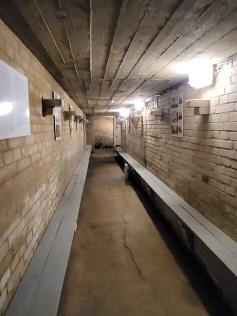 Mazurska Pętla Rowerowa 2023. Korytarz schronu w Galerii Sztuki Schron w Giżycku