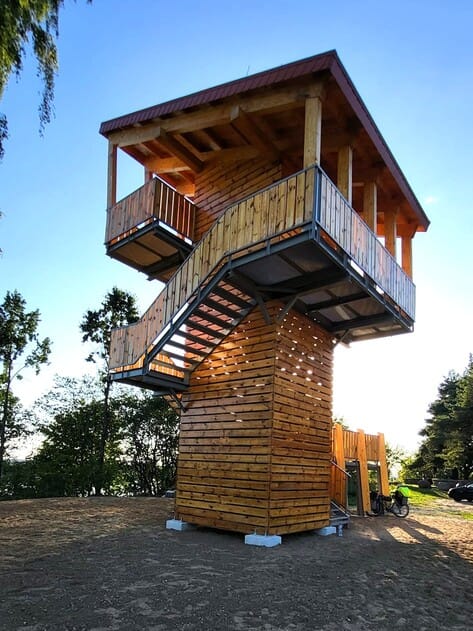 Wieża widokowa nad jeziorem Święcajty na Mazurach