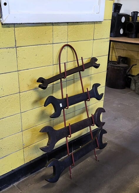 Ekspozycja narzędzi kolejowych w Muzeum Tradycji Kolejowej w Węgorzewie