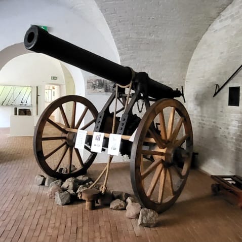 Mazurska Pętla Rowerowa: zabytkowe działo w Twierdzy Boyen, symbol militarnej historii Giżycka.