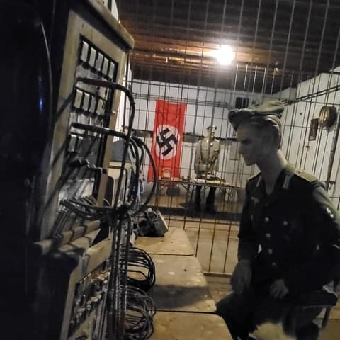 Mazurska Pętla Rowerowa: scenografia w bunkrach Mamerki ukazująca niemieckie centrum łączności z czasów II wojny światowej.
