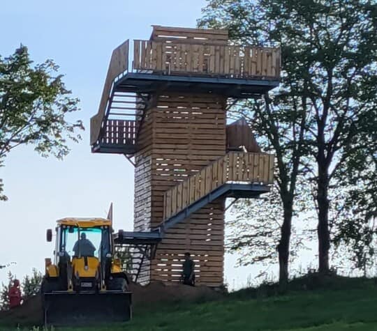 Mazurska Pętla Rowerowa 2023. Wieża widokowa w Marcinkowej Woli w trakcie budowy