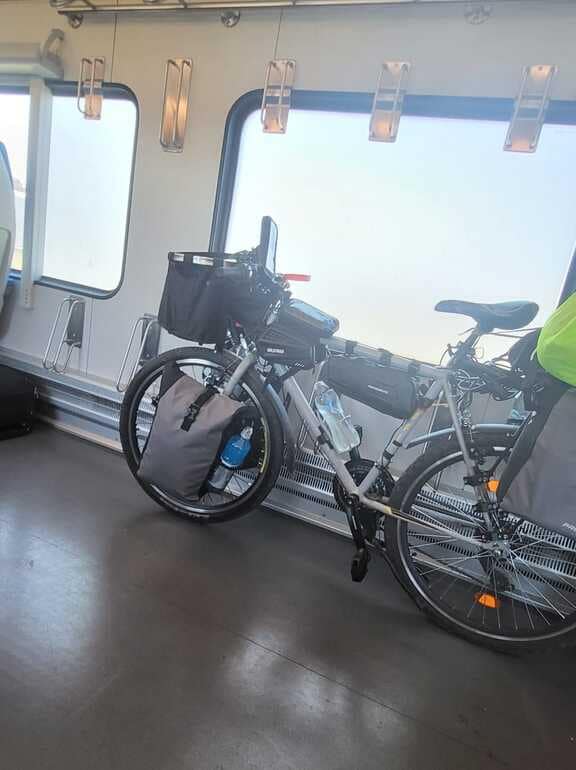 Mazurska Pętla Rowerowa 2023. Podróż pociągiem z rowerem na trasie Olsztyn - Sterławki Wielkie przed startem wyprawy na Mazurską Pętlę Rowerową