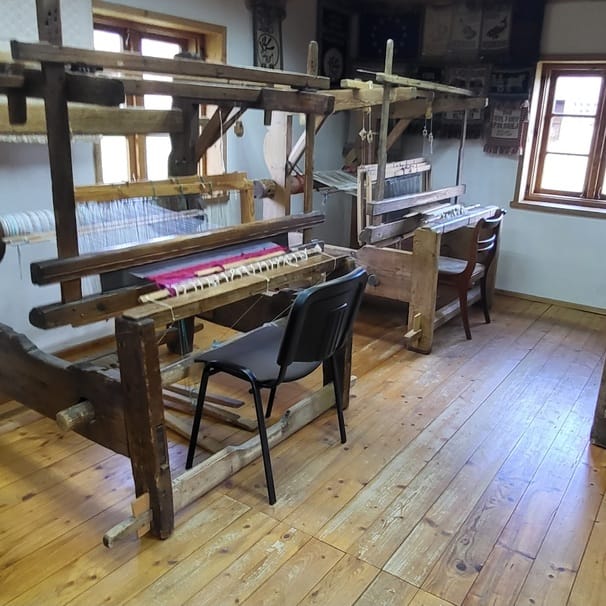 Warsztat tkacki w muzeum – tradycyjne krosna, na których dawniej tworzono unikalne mazurskie tkaniny rękodzielnicze.