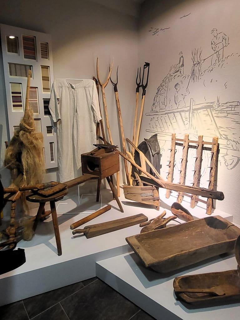 Eksponaty etnograficzne na wystawie w Muzeum Ziemi Piskiej