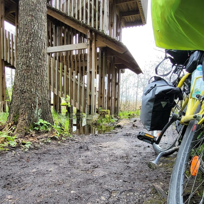 Wieża widokowa na jezioro Łukajno na Mazurach, z rowerem zaparkowanym przy wejściu – atrakcja Mazurskiej Pętli Rowerowej.