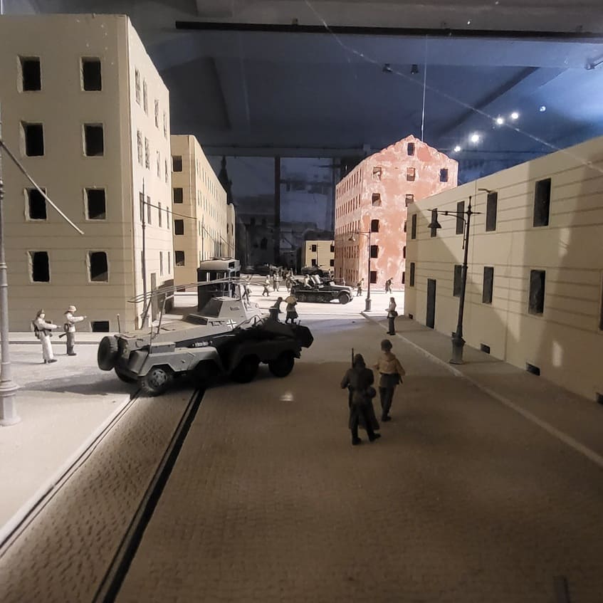 Mazurska Pętla Rowerowa: diorama w Mamerkach przedstawiająca sceny z czasów II wojny światowej.