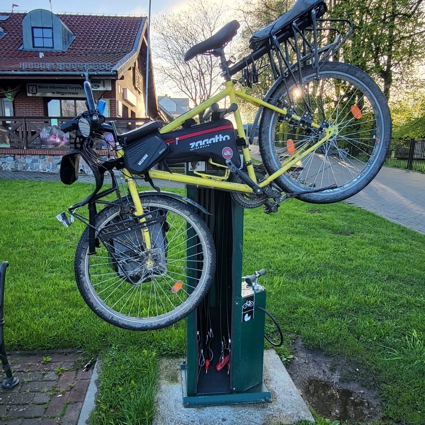 Stacja naprawcza dla rowerów w Węgorzewie na Mazurach, idealna dla turystów przemierzających Mazurską Pętle Rowerową.