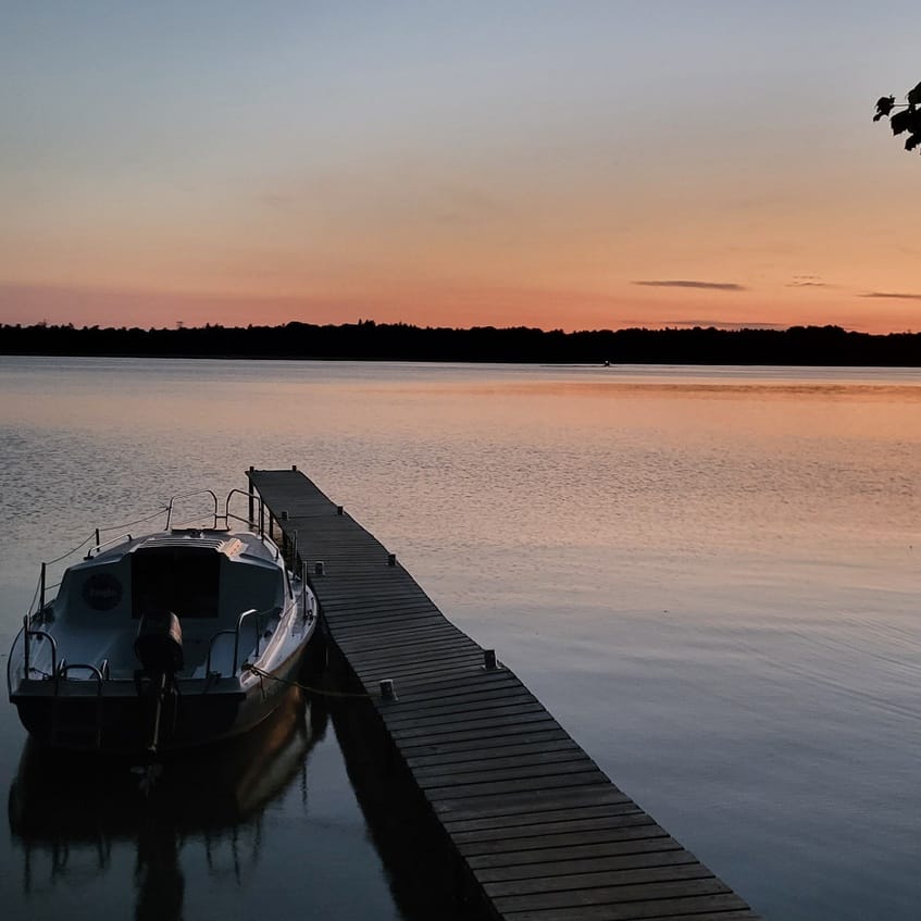 Mazurska Pętla Rowerowa: zachód słońca nad jeziorem w Trygorcie, malowniczej miejscowości w okolicach Węgorzewa.
