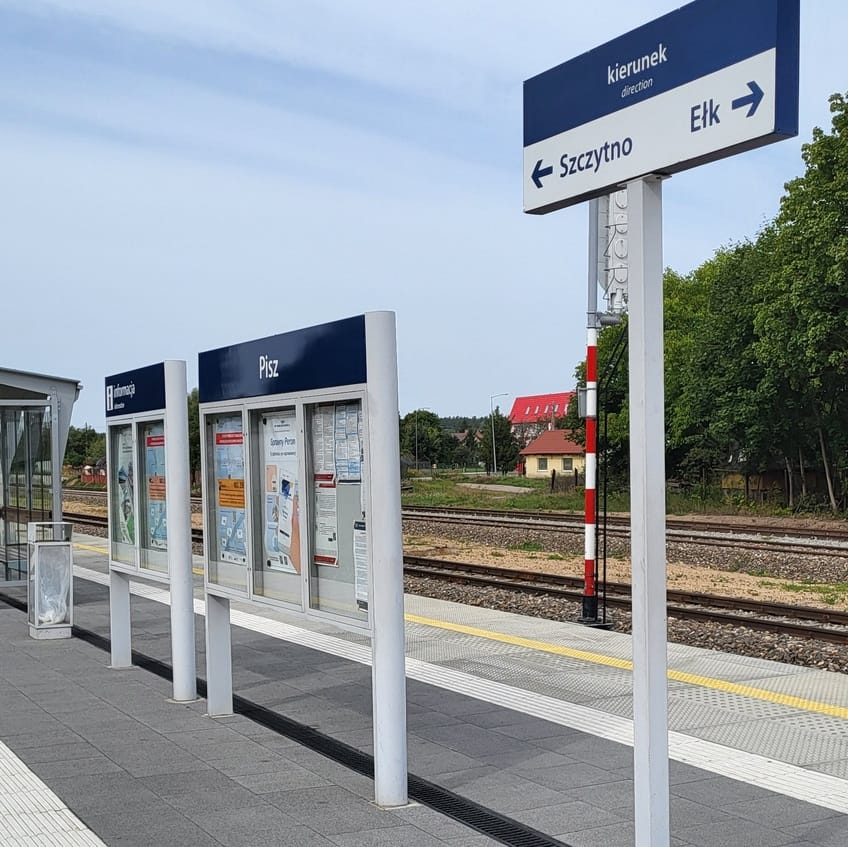 Stacja kolejowa Pisz na Mazurach, jedno z miejsc dostępnych na trasie Mazurskiej Pętli Rowerowej.
